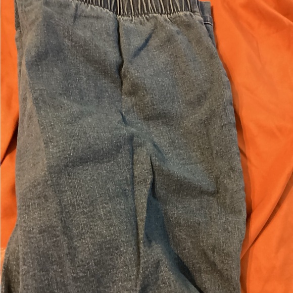 Ladies jeans, never worn. - Picture 4 of 12